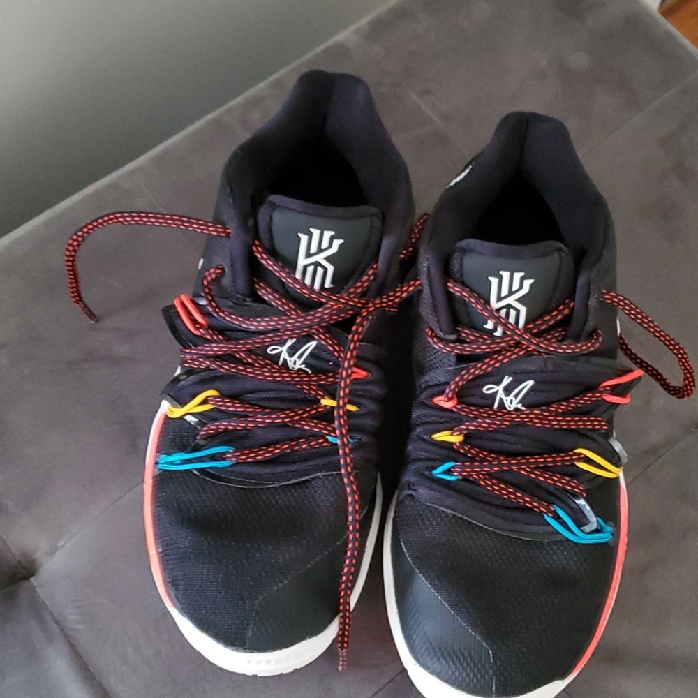 Nike Kyrie 5 "Friends" Sneakers